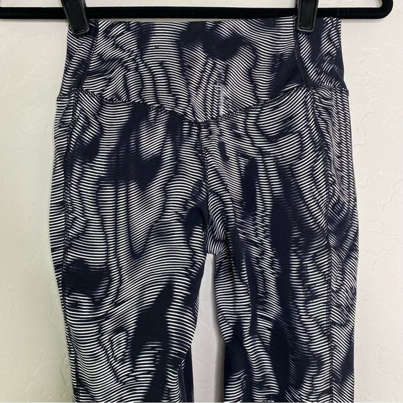 Nike Dri Fit Black + White Legendary Waves Training Reflective Crops XS - Picture 8 of 11